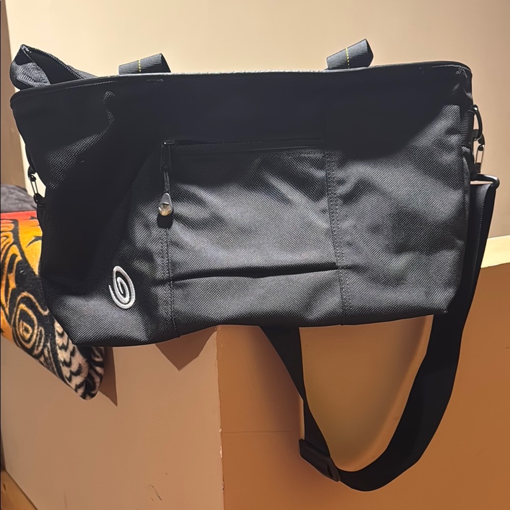 Timbuk2 Black Messenger Bag with Zipper Closure and Adjustable Straps